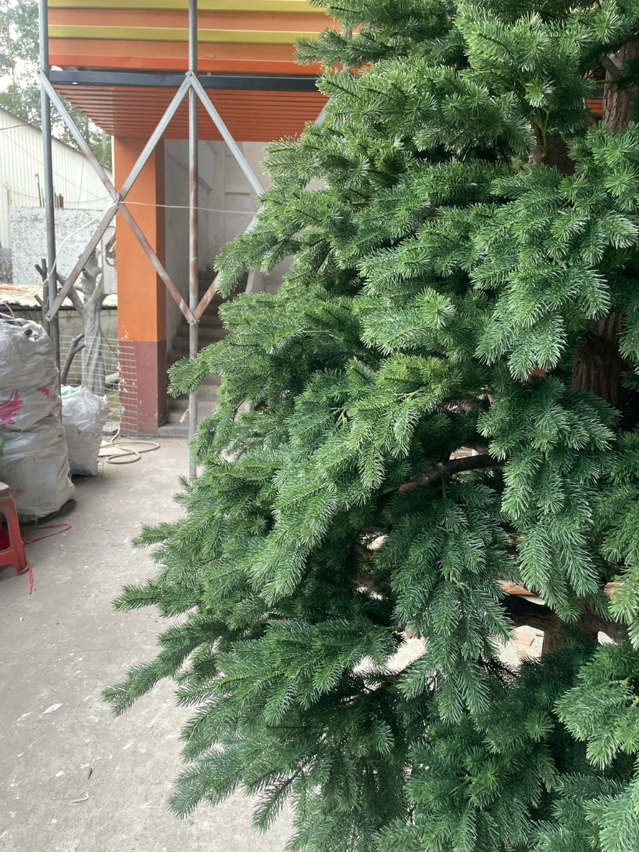 Close-up of the foliage and the realistic wood branch structure beneath it